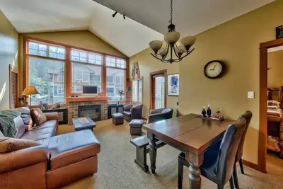 Image de Condo à 2 niveaux avec entrée au rez-de-chaussée, accès facile aux pistes de ski