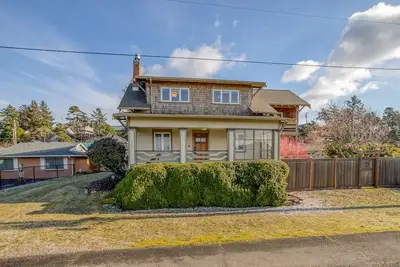 Image de 5 Suites, Fire Table in this Pacific City Craftsman Home!