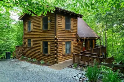 Image de Belle cabane entre Boone et Blowing Rock avec bain à remous, tables de jeu et animaux acceptés!