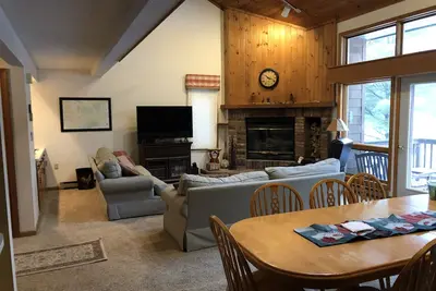 Image de Condo de 3 niveaux a une vue magnifique sur les montagnes et à distance de marche de rec ce