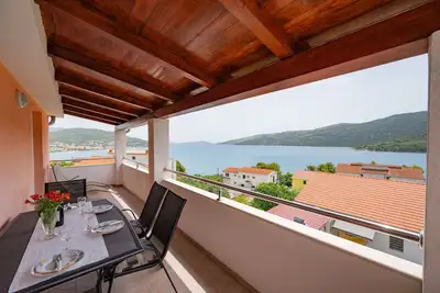 Image de Appartement de deux chambres avec la terrasse et la vue sur le mer Poljica, Trogir (A-11103-b)