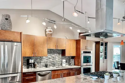 Image de Private Heated Pool Included- walk to the venues- family friendly and comfy home