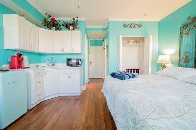Image de 🏝Palm Beach Island Condo-Hotel King Bed Studio•Walk to Beach🏖