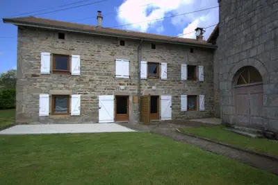 Image de Gîte rustique avec cheminée et jardin - idéal pour familles et activités hivernales