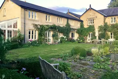 Image de Maison d'époque avec salles familiales spacieuses et chambres confortables,