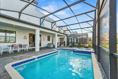 Image de Votre propre piscine privée, spa et une superbe salle de jeux. À seulement 10 kilomètres de Disney