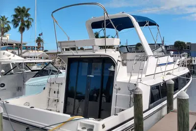 Image de Big Boat Hotel dans une marina au bord de la plage!