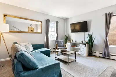 Image de 5br / 2. 5ba Duplex entier, promenade facile au centre-ville A2