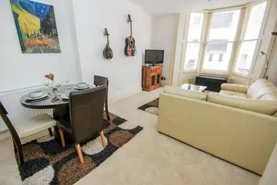 No 5: 1 chambre, 2 couchages, près de la plage et i360, wifi