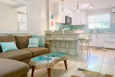 Magnifiquement rénové 3 chambres / 3. 5 Bath Townhome - 5 minutes à pied de la plage!