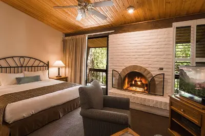 Image de Deux Spacieux Creekside Villas - chaque peut accueillir jusqu'à 6 personnes. Dates flexibles.