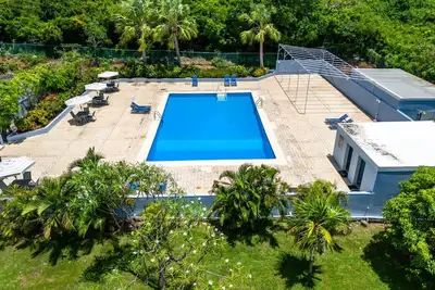 Image de Crystal Cove D7 - Condo 1br directement sur la plage de Sapphire!
