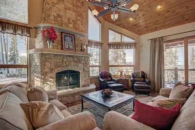 Image de Accueil Vue Massive. Jacuzzi. Table de billard. 5600 pieds carrés. Tous les lits ont des bains