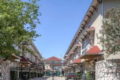 Image de Maison de patio ou maison familiale de 3 étages avec option de 8 lits