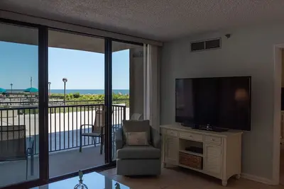 Image de Condo au rez-de-chaussée face à l'océan. Sortez tout de suite!