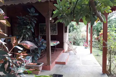 Image de Maison dans un jardin clôturé très fleuri à la campagne proche des grands axes