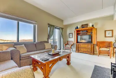 Image de Luxueux condo de montagne avec vue imprenable, piscine partagée et plus!