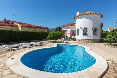 Image de Merveilleuse maison de vacances privée avec piscine privée, Tv, patio, animaux admis et parking