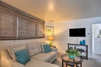 Image de Hip Downtown Cottage - Walk to Beach, Pier, Dining