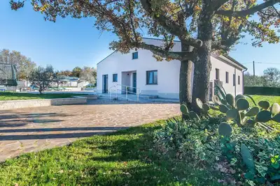 Image de Villa individuelle avec piscine privée, terrasse couverte et équipement de jeu