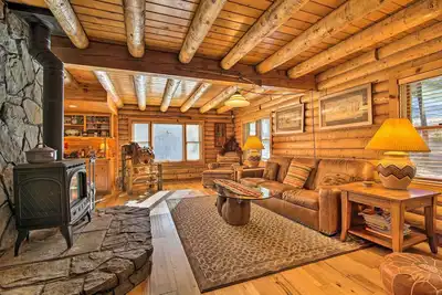 Image de Nouveau! Cabine personnalisée avec terrasse privée, 5 mi à la randonnée!