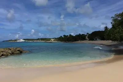 Image de Appartement de luxe avec un lit à Port St Charles Marina, avec vue sur les Caraïbes