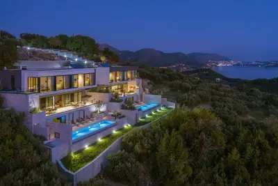 Image de Villa 4 chambres avec piscine à débordement surplombant la mer Adriatique