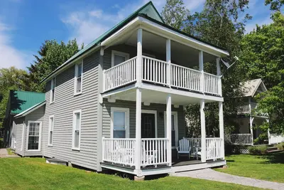 Image de Ce charmant chalet au bord du lac situé dans une communauté paisible et sécuritaire au bord du lac!