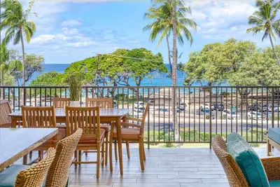 Image de Superbes vues sur l'océan depuis le salon et la véranda donnant sur la plage de Kamaole Iii