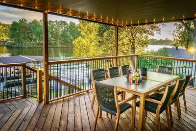 Image de Nouveau! Sunset Bay Spacieuse Maison En Bord De Lac Avec Minutes De Quai PRIVÉ De Oaklawn