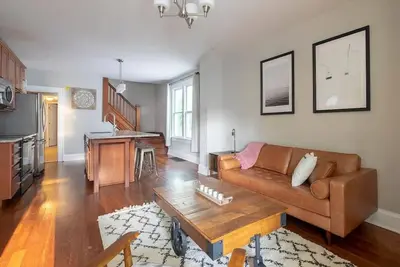 Image de Modern & Large House ❤️ 10 Bed \/ 4 Bath \/ 2 Kitchens | Host 26 Guests
