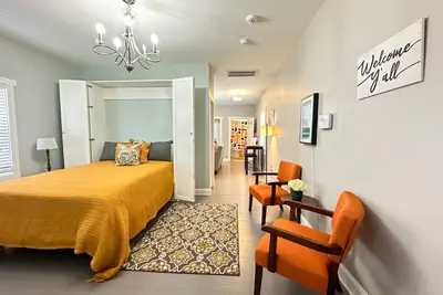 Image de À quelques pas du centre-ville de Douthit Greenville Getaway!