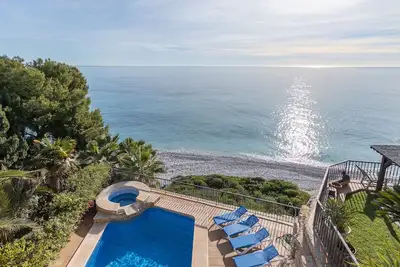 Image de Villa Leandro en première ligne de mer dans un endroit calme avec accès à la mer