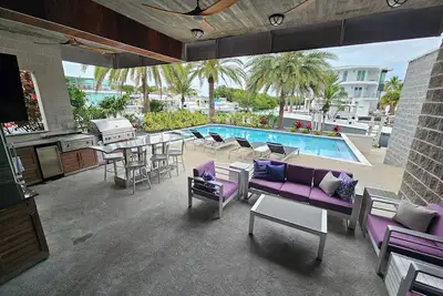 Image de Luxury home, Heated pool, Hot tub, Chefs kitchen, Sundeck, 100 ft of dockage.