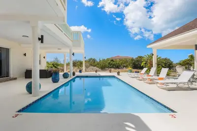 Familial, spacieuse villa privée, longs couchers de soleil, vue sur l'eau, piscine privée