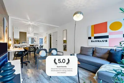 Image de Liv Mtl* 55% Off * Urban 1 Spacious 2br + Central Location | Large Family Retreat + Office + Pets Stay Free!