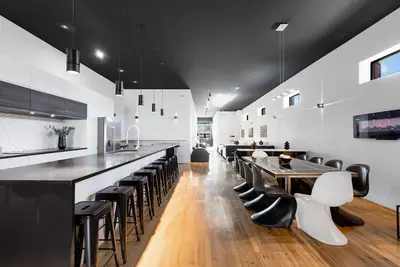 Image de Liv Mtl* 60% Off * Plaza 2 Spacious Penthouse | Large Family Retreat + Workers Paradise + Free Street Parking