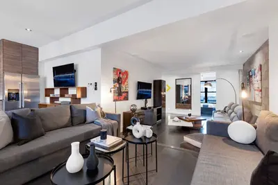 Image de Liv Mtl* 60% Off * Plato Upscale 2br Penthouse | Large Family Retreat + Private Oasis Rooftop + Office + Pets Stay Free!
