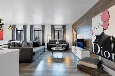 Image de Liv Mtl* 55% Off * Urban 4 Spacious 2br + Central Location | Large Family Retreat + Office + Pets Stay Free!