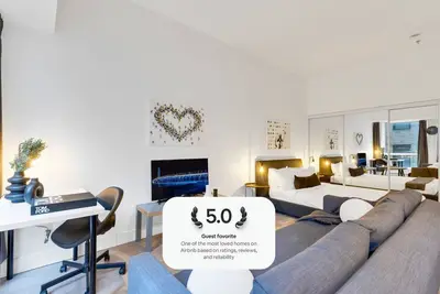 Image de Liv Mtl* 50% Off * Downtown 304 Luxury Studio Oasis | Relaxed Getaway + Spacious + Office + Pets Stay Free!