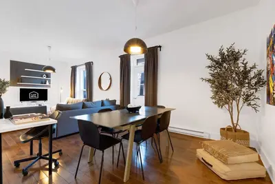 Image de Liv Mtl* 60% Off * Chic 3 Spacious 4br | Large Family Retreat + Rooftop Oasis + Office + Pets Stay Free!
