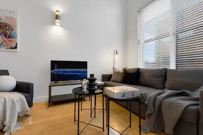 Image de Liv Mtl* 55% Off * Main 301 Rare 1br + Mezzanine | Relaxed Getaway + Spacious + Office + Pets Stay Free!