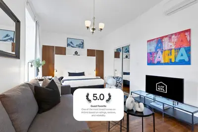 Image de Liv Mtl* 55% Off * Mtl 201 Modern Studio | Relaxed Getaway + Spacious Rooftop Patio + Office + Pets Stay Free!