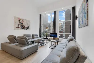 Liv Mtl* 55% Off * Downtown 403 Luxurious Duplex | Relaxed Getaway + Spacious High ceiling  + Office + Pets Stay Free!