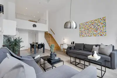 Liv Mtl* 55% Off * Downtown 501 Luxurious Duplex | Relaxed Getaway + Spacious High ceiling  + Office + Pets Stay Free!