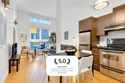 Image de Liv Mtl* 55% Off * Main 206 Rare Suite + Mezzanine | Relaxed Getaway + Spacious + Office + Pets Stay Free!