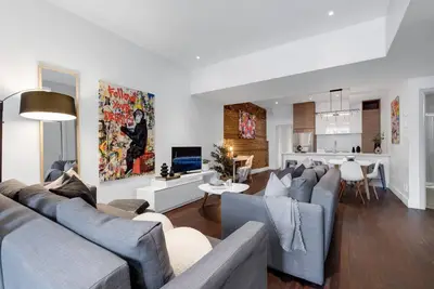 Image de Liv Mtl* 55% Off * Soho 5 Upscale Studio | Relaxed Getaway + Private Rooftop + Office + Pets Stay Free!