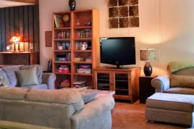 Image de Tarifs réduits @ contemporain Condo 3 chambres dans le centre de Mammoth Lakes