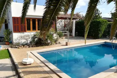 Maison de vacances avec piscine et palmiers