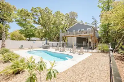 Image de Tranquil Harbor: Treetop Gem with Private Dock and Canal Views,